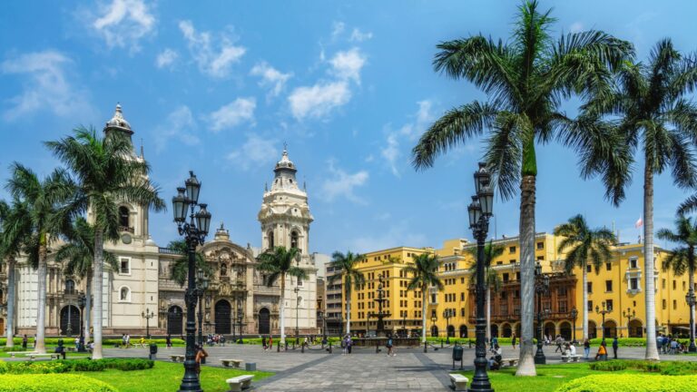Descubra a Cidade dos Reis: City Tour Lima Completo