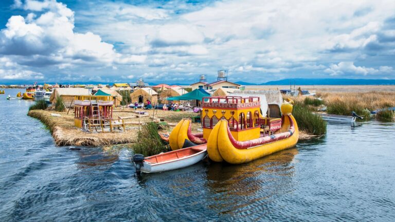 Tour Islas Flotantes de los Uros 2026: Itinerario y Guía de Visita